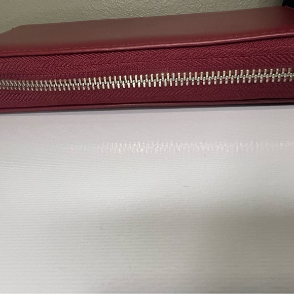 Women’s zippered wallet with silver trim. Cowskin leather. Like new - Picture 8 of 10